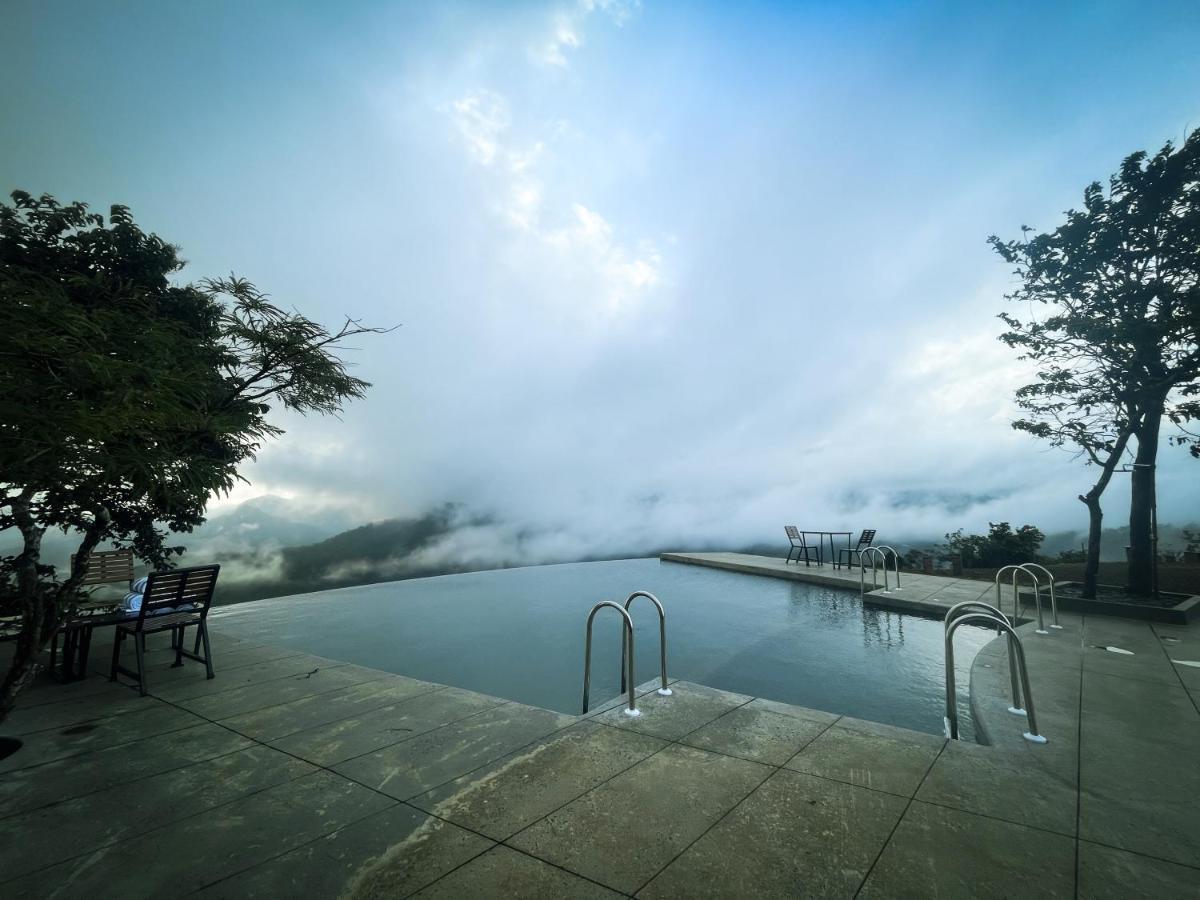 सहारा Haze And Kites Munnar