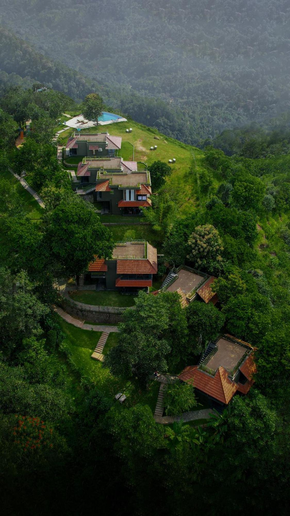 सहारा Haze And Kites Munnar